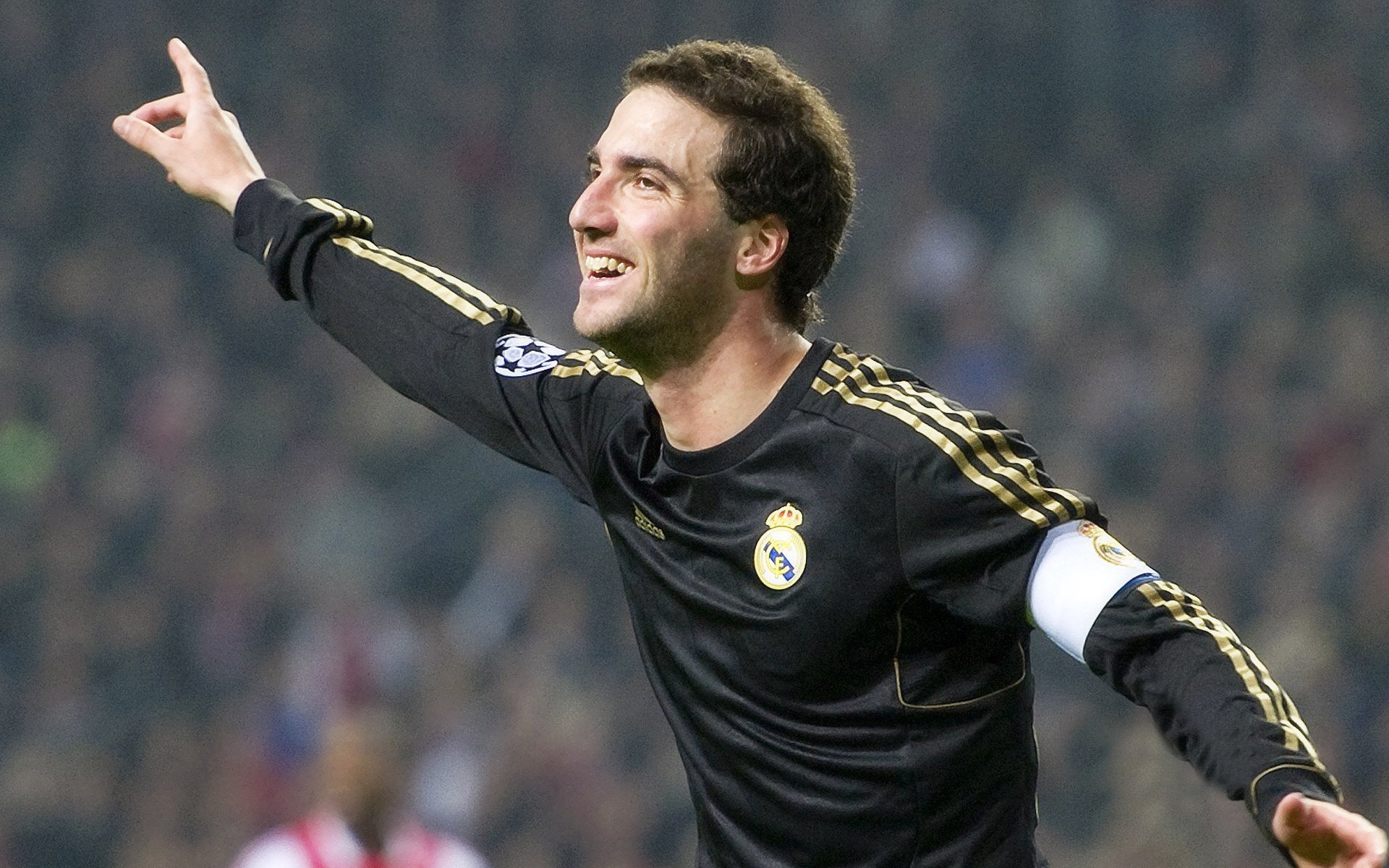 雷恩内部串联流畅不断拉开比赛节奏，雷恩队主场