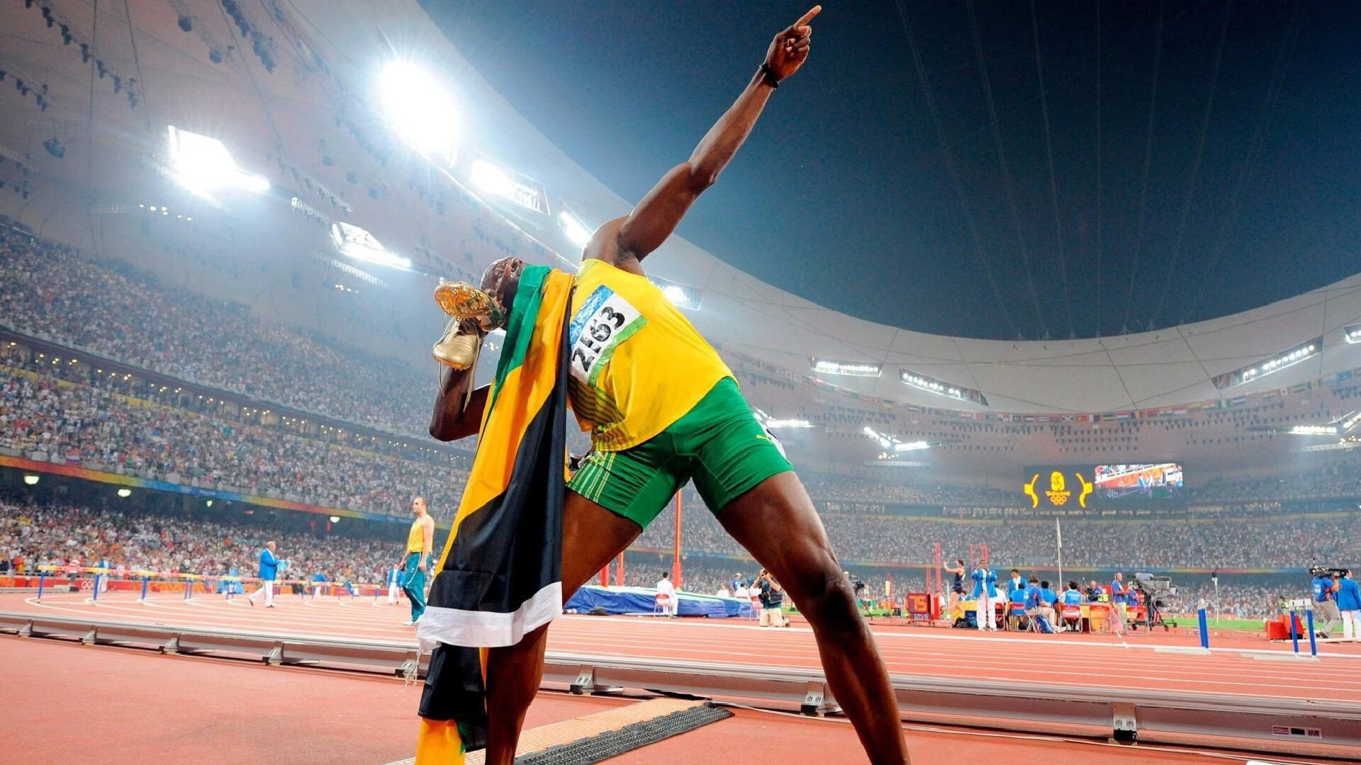 场边助教实时记录比赛数据用于赛后复盘与问题分析,考试场外助攻